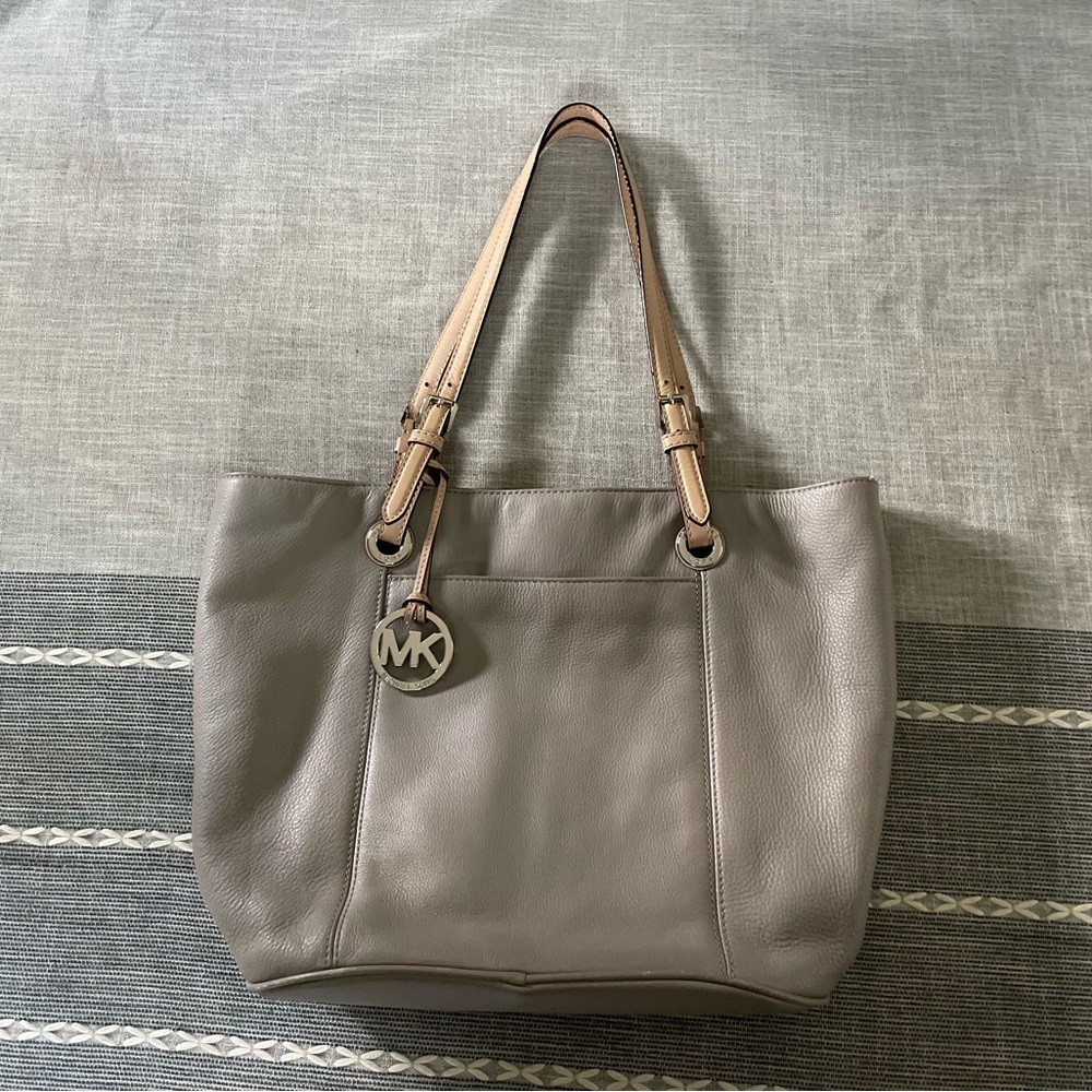 Michael Kors Jet setter Leather Handbag Khaki Neutral Tan Purse